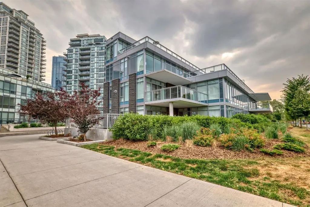 88 Waterfront Mews SW #102 — photo 1