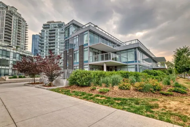 88 Waterfront Mews SW #102
