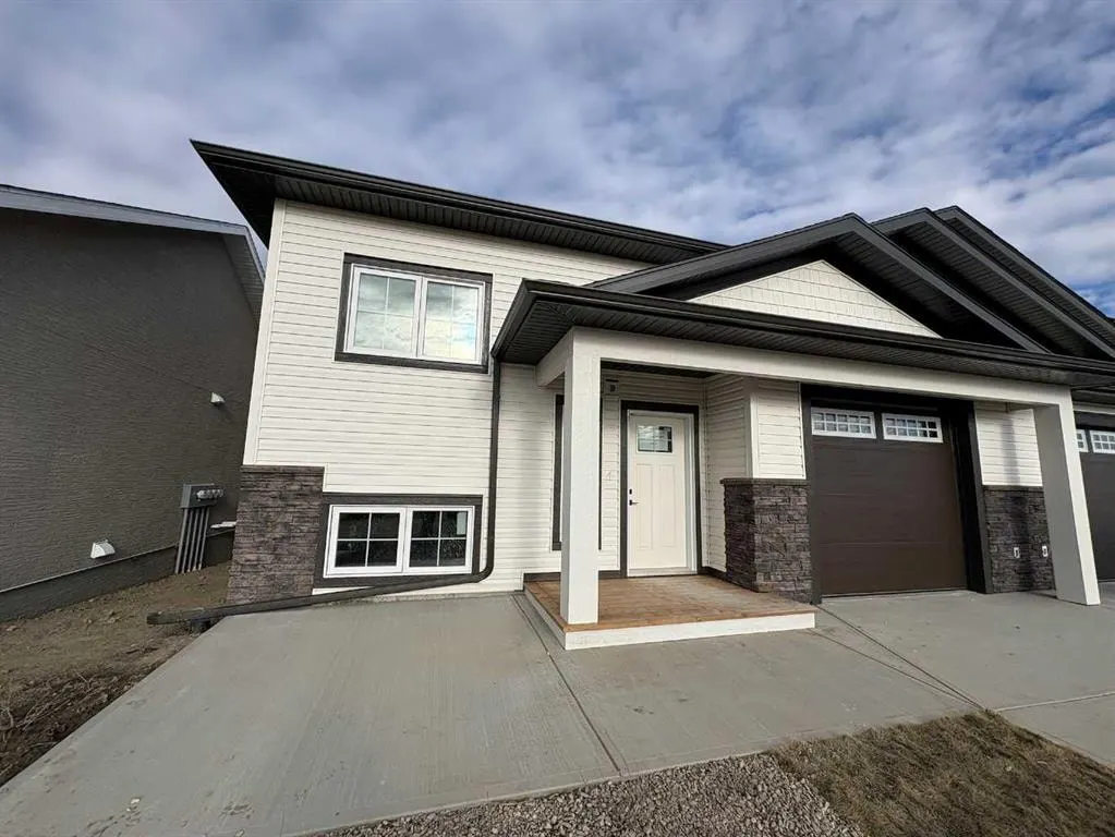 423 Meadowlark Way — photo 1