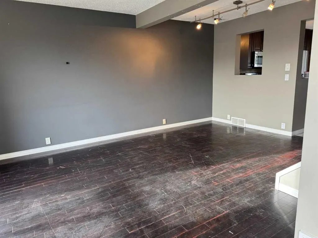 220 Erin Mount Crescent SE #8 — photo 2