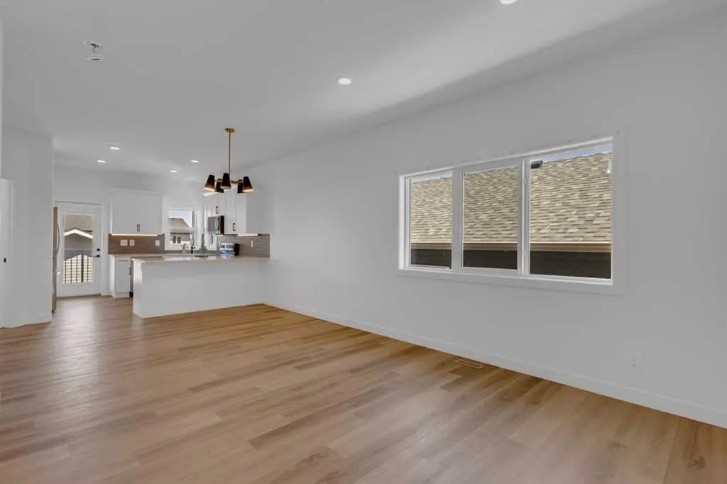 9 Ian Way — photo 3