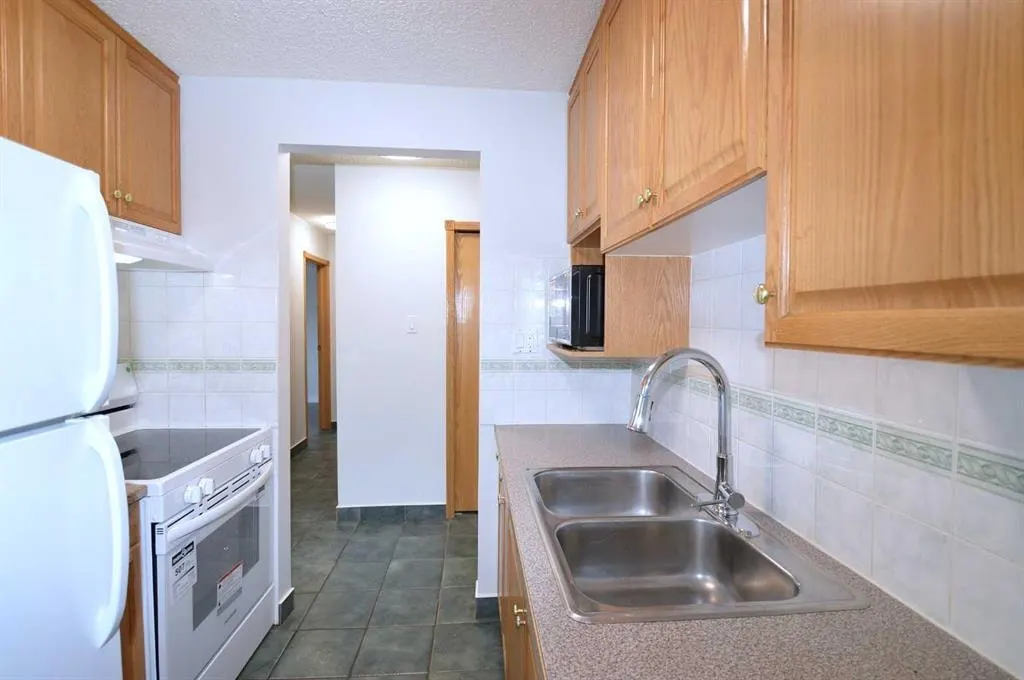 635 56 Avenue SW #303 — photo 2