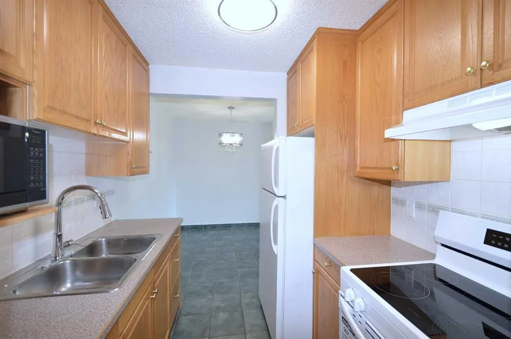 635 56 Avenue SW #303 — photo 3