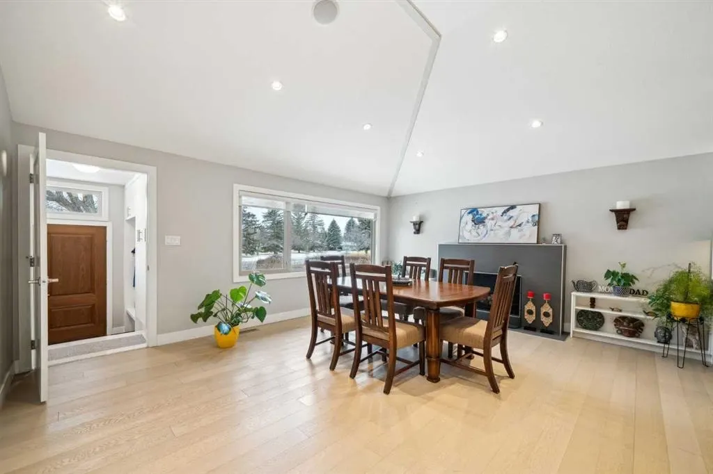 16 MEADOWLARK Crescent SW — photo 3