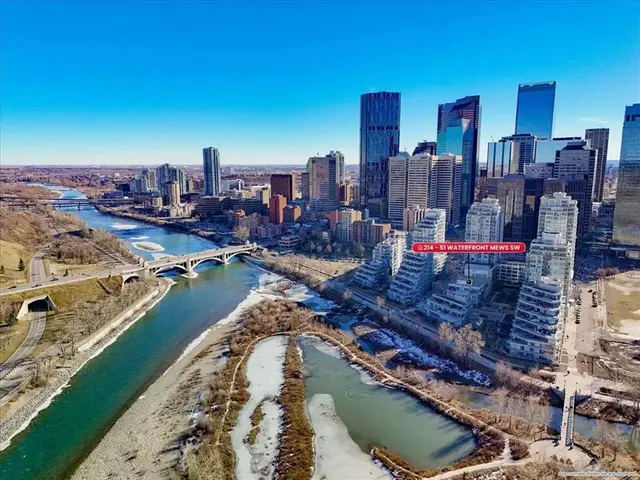 51 Waterfront Mews SW #214
