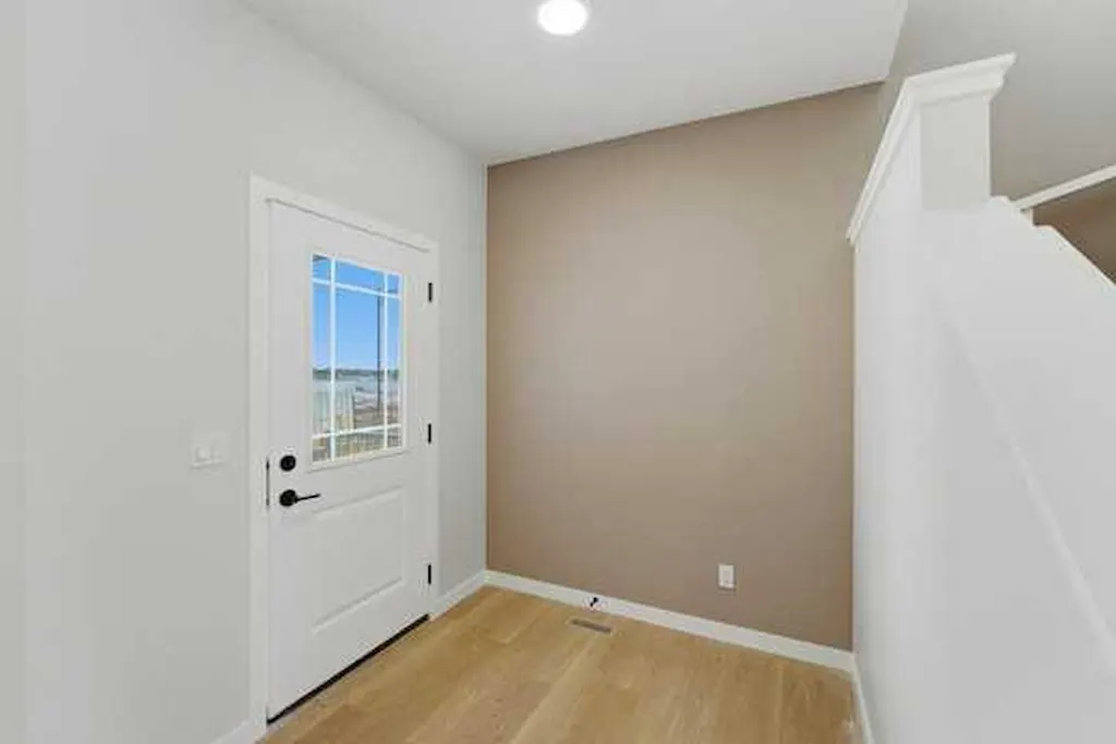 213 Bayview Park SW — photo 2
