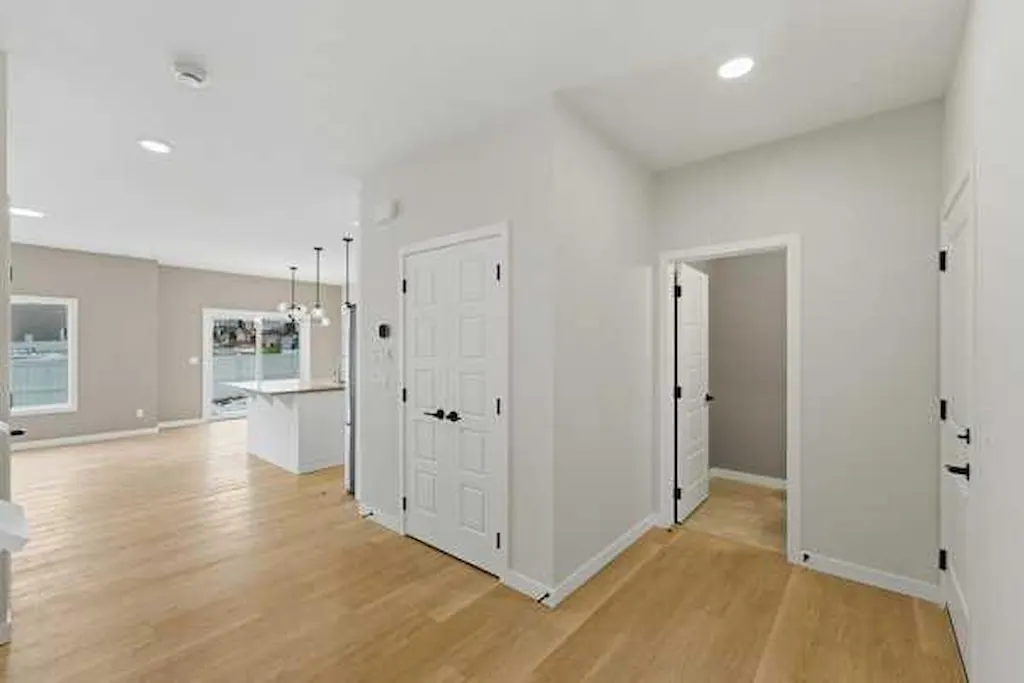 213 Bayview Park SW — photo 3