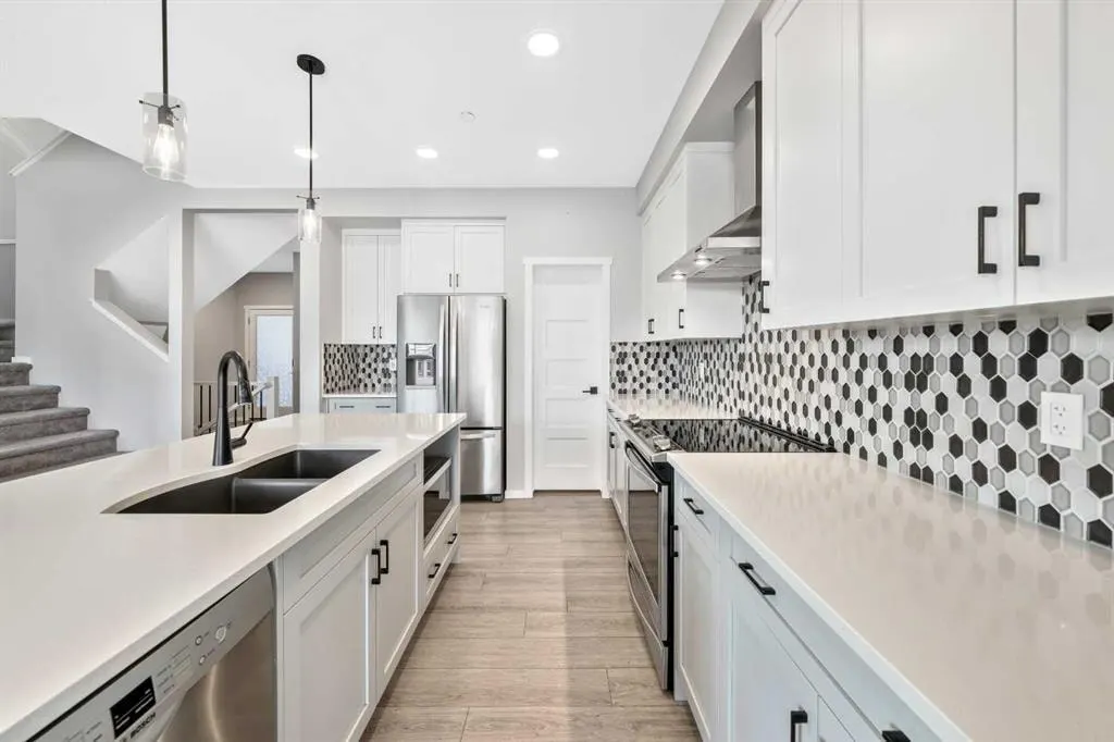 98 Lucas Crescent NW — photo 3