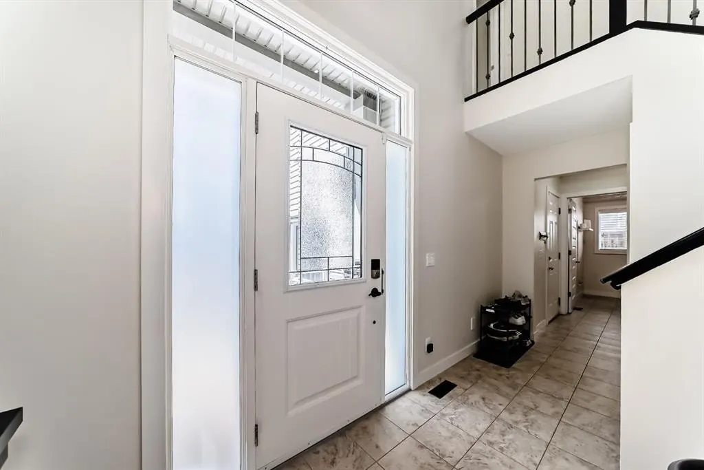 612 Montgomery Close SE — photo 2