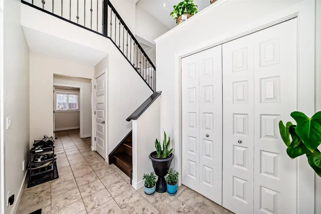 612 Montgomery Close SE — photo 3