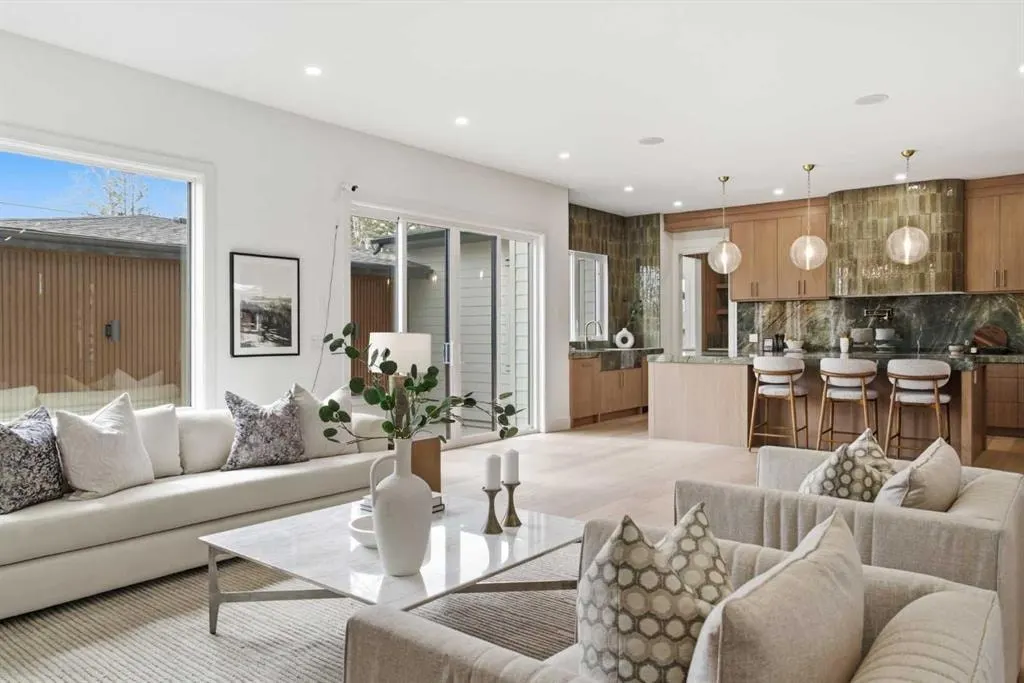 209 Windermere Road SW — photo 3