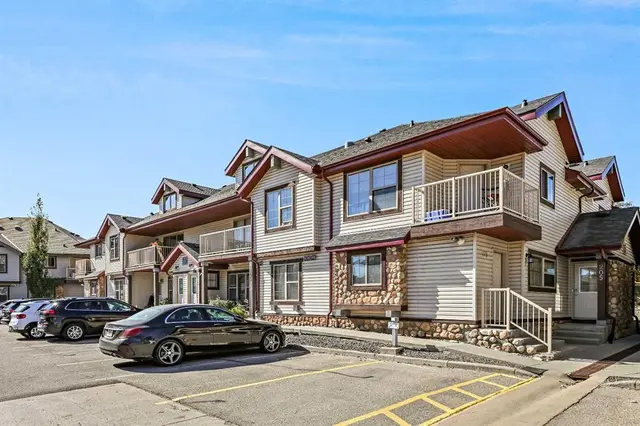 15 Everridge Square SW #104