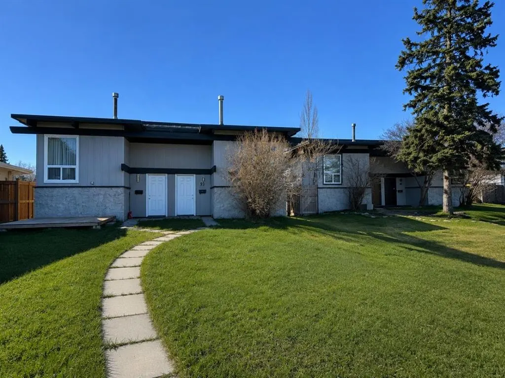 92 Queen Isabella Close SE — photo 1