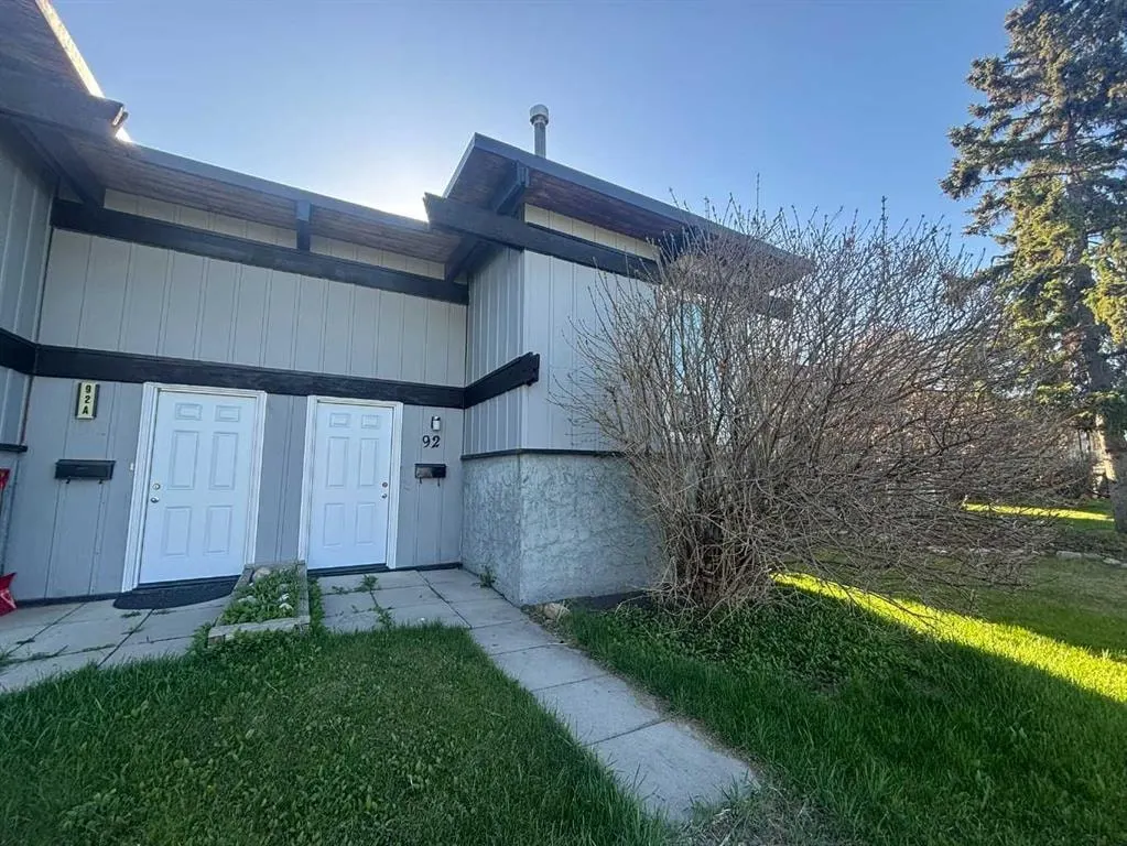 92 Queen Isabella Close SE — photo 2