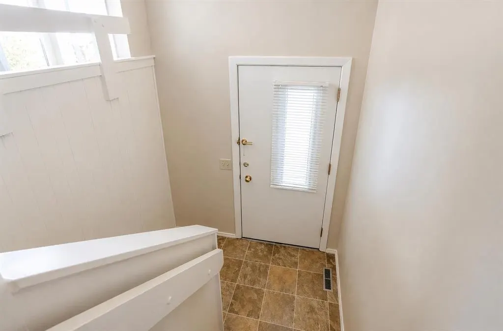 92 Queen Isabella Close SE — photo 3