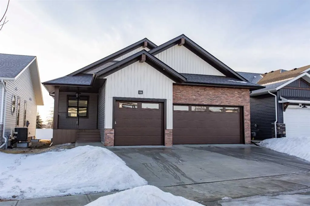 20 Emmett Crescent — photo 1