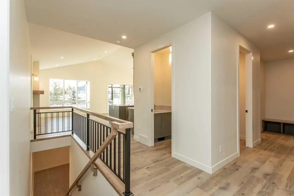 20 Emmett Crescent — photo 2