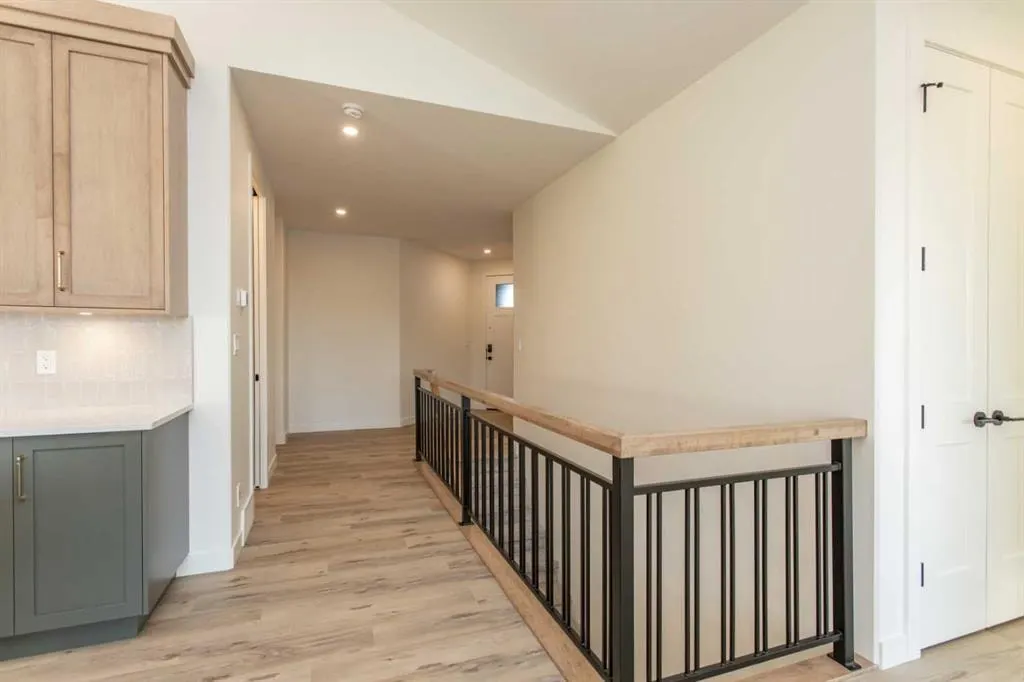 20 Emmett Crescent — photo 3