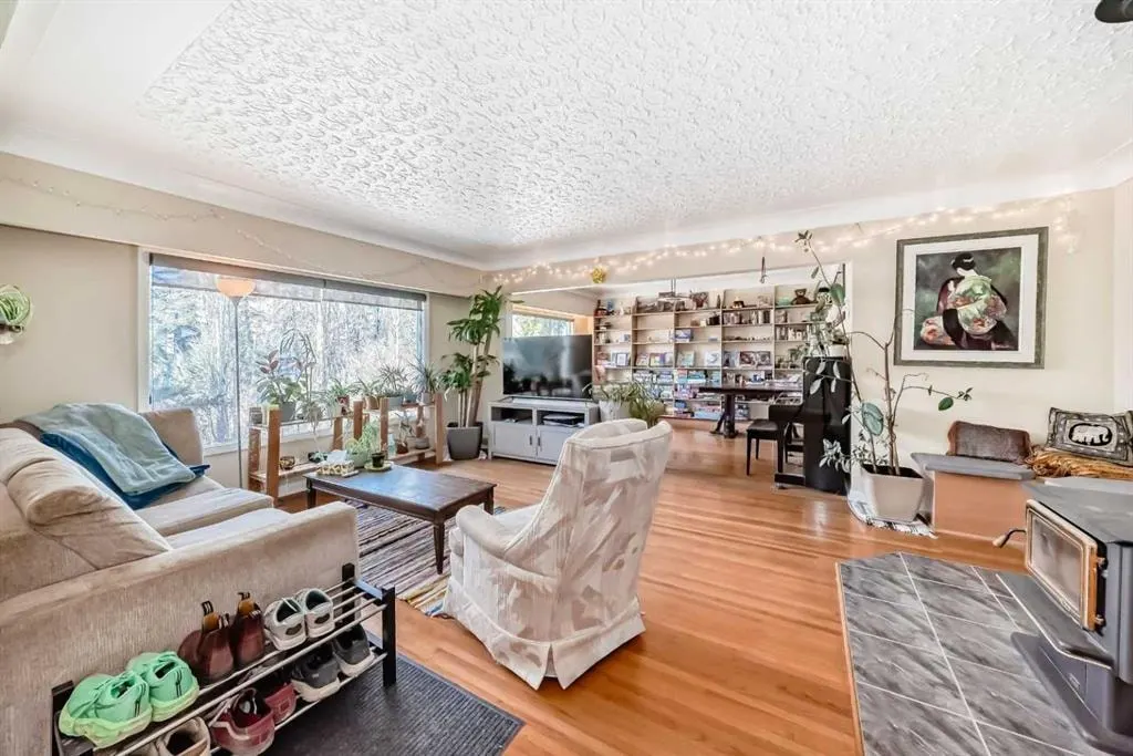 2328 Capitol Hill Crescent NW — photo 3