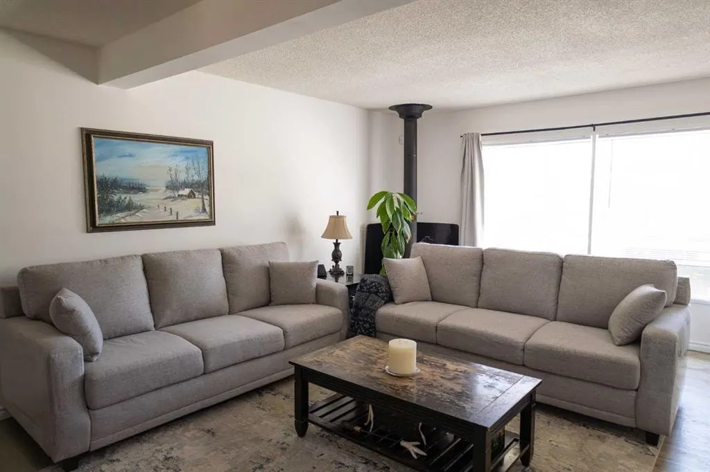 283 Abinger Crescent NE — photo 3