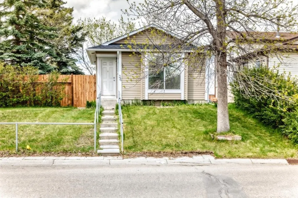 36 Castleglen Way NE — photo 2