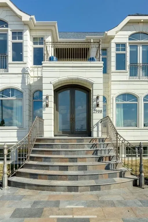 2908 Toronto Crescent NW — photo 2
