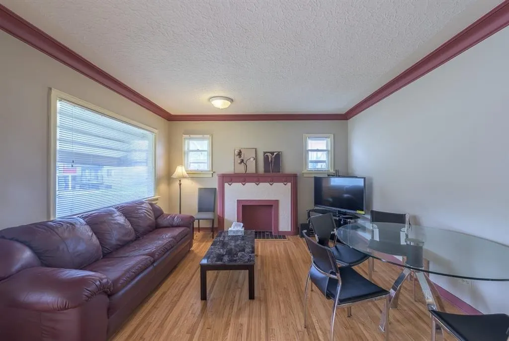 202 15 Avenue NE — photo 3