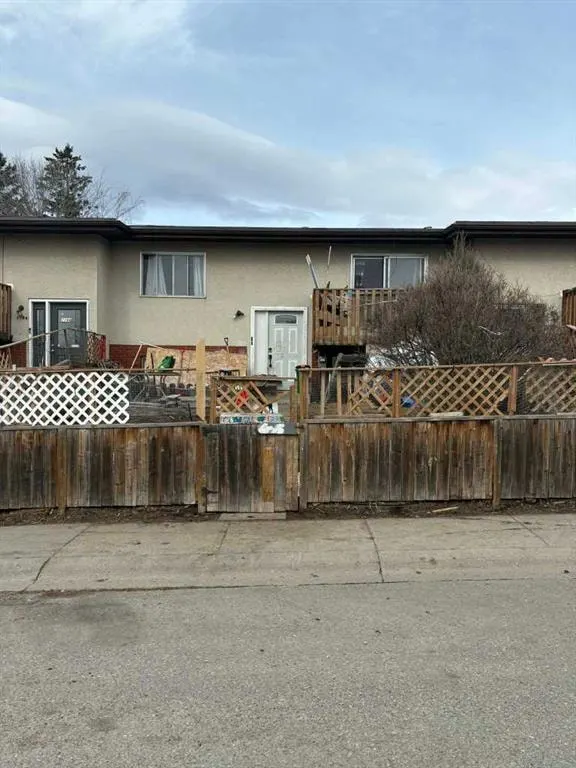 716B Raynard Crescent SE — photo 1