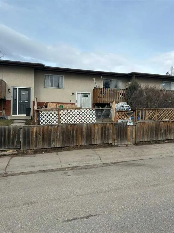 716B Raynard Crescent SE — photo 2