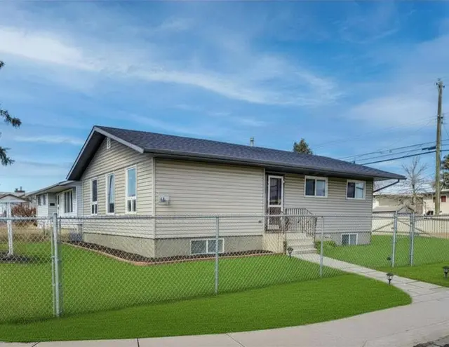 1004 Penrith Crescent SE