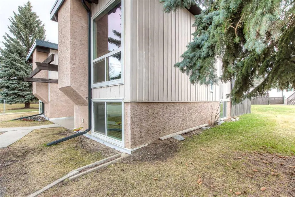 172 Oaktree Lane SW — photo 2