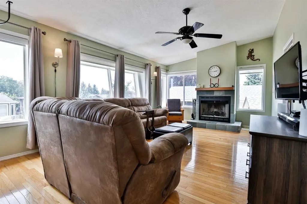 645 Lakeside Drive — photo 3