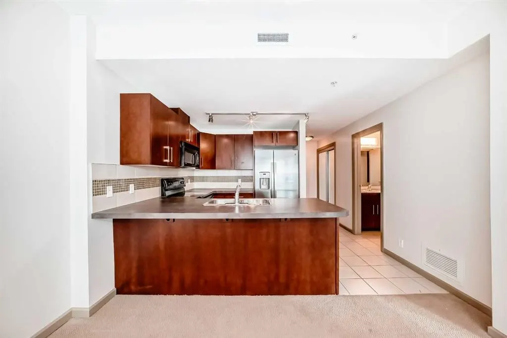 210 15 Avenue SE #502 — photo 3