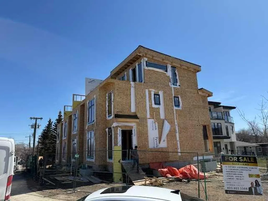 1917 25 Avenue SW — photo 2