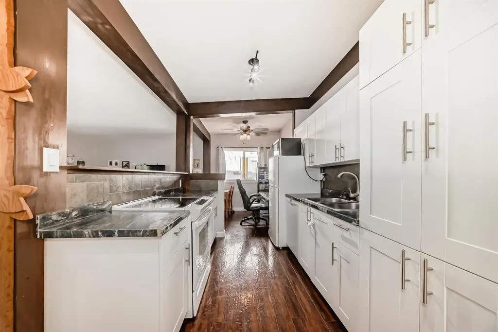 724D Raynard Crescent SE — photo 3