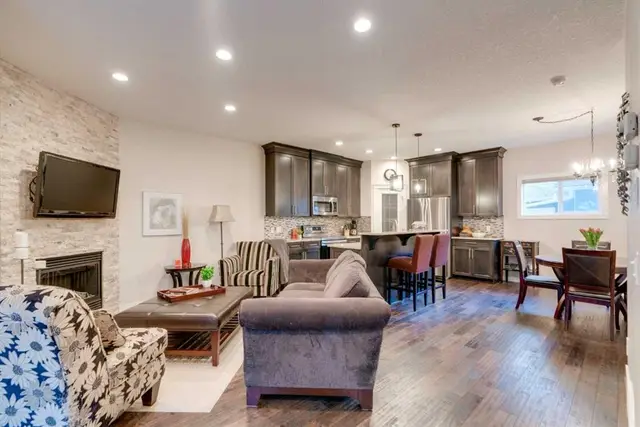 309 15 Avenue NE #2