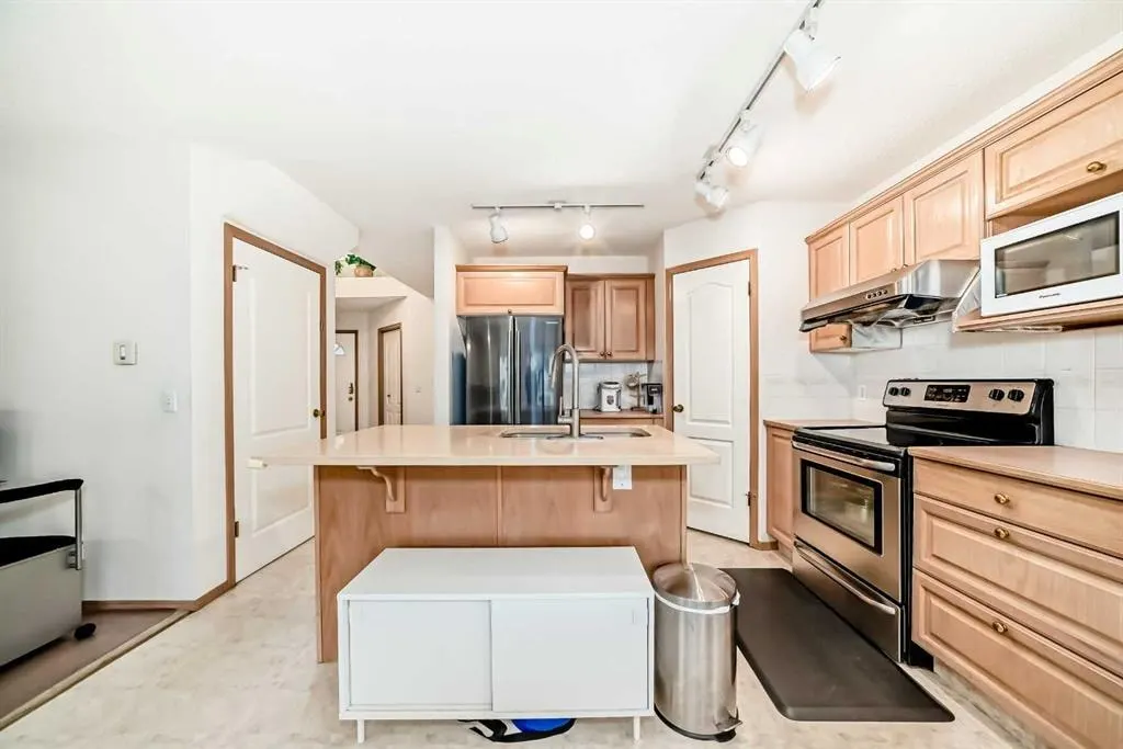 83 Hawkmount Green NW — photo 2