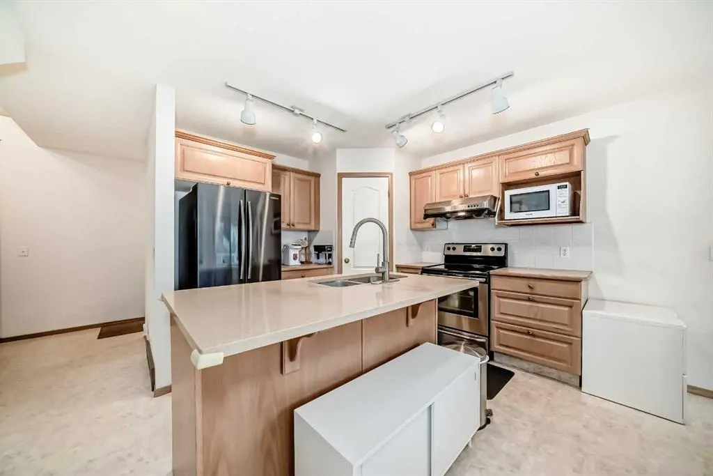 83 Hawkmount Green NW — photo 3