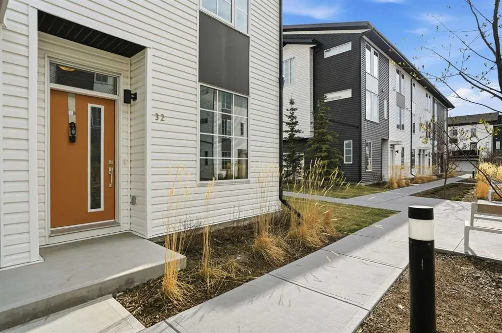 32 Walgrove Common SE — photo 2