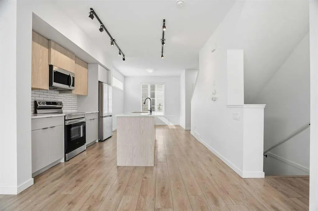 32 Walgrove Common SE — photo 3