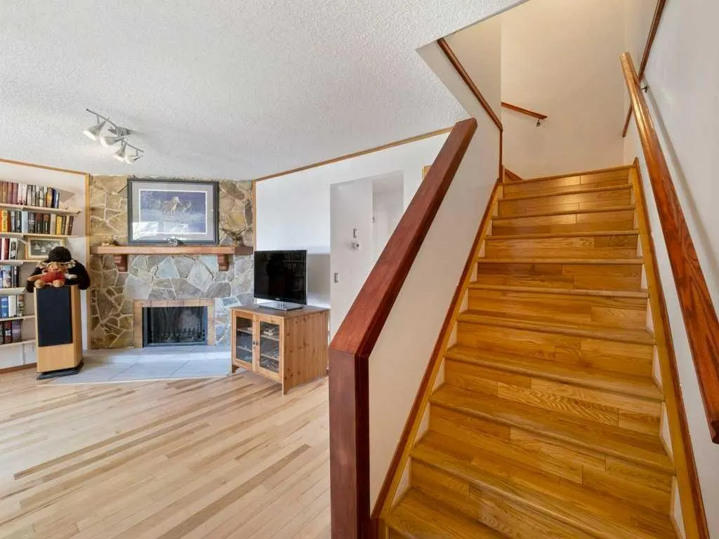 143 Erin Mount Place SE — photo 2