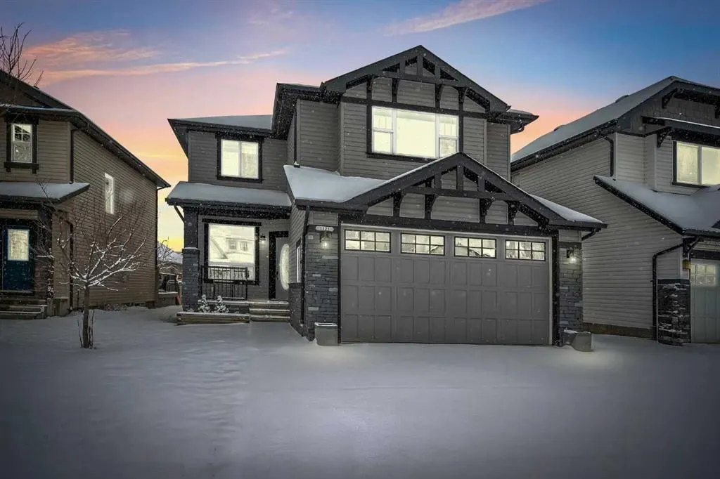 1121 Kingston Crescent SE — photo 1