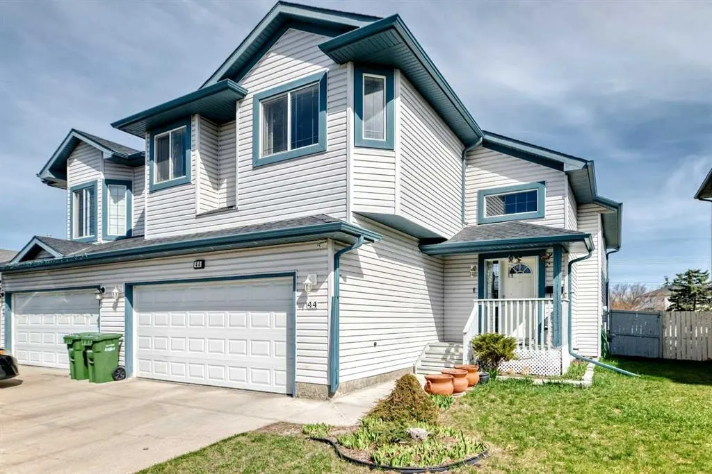 44 Canoe Square SW — photo 2