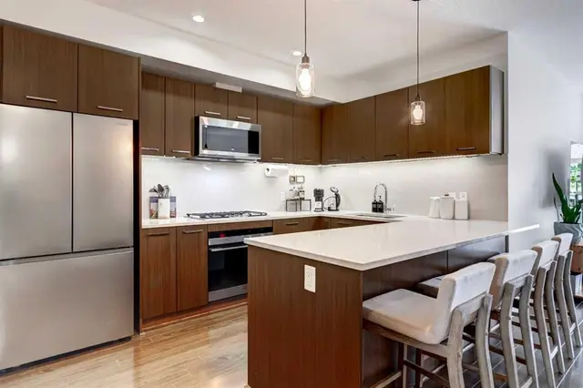 323 20 Avenue SW #214