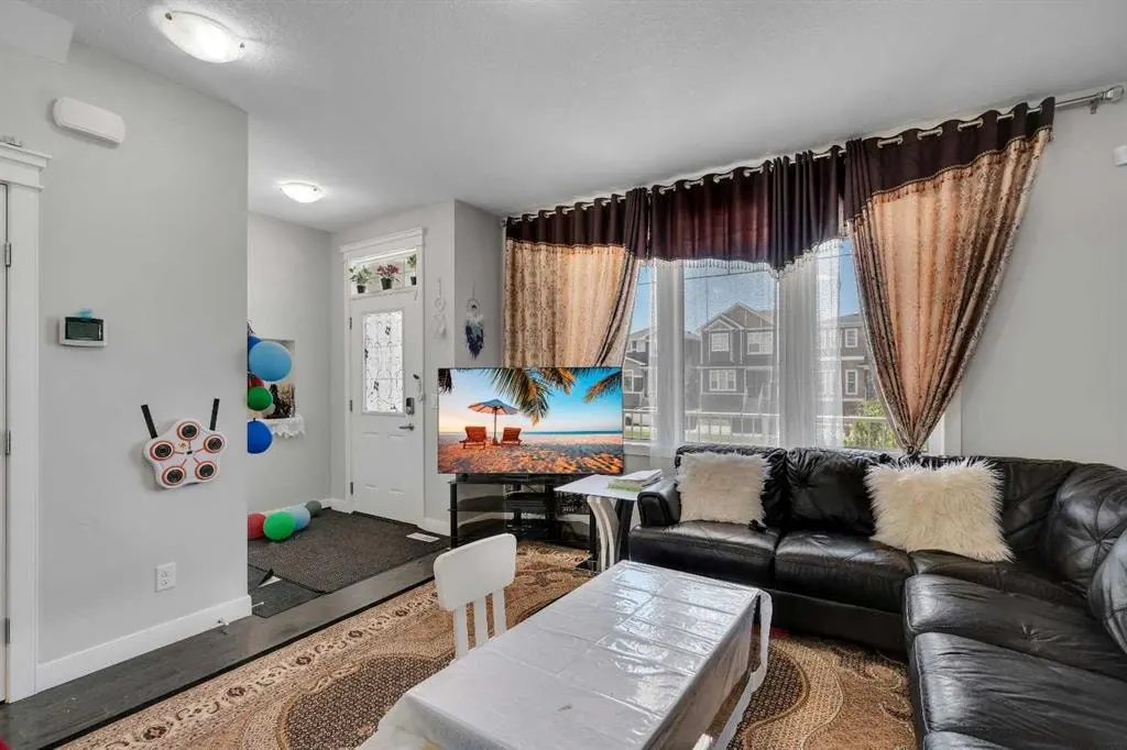 552 Redstone Drive NE — photo 3