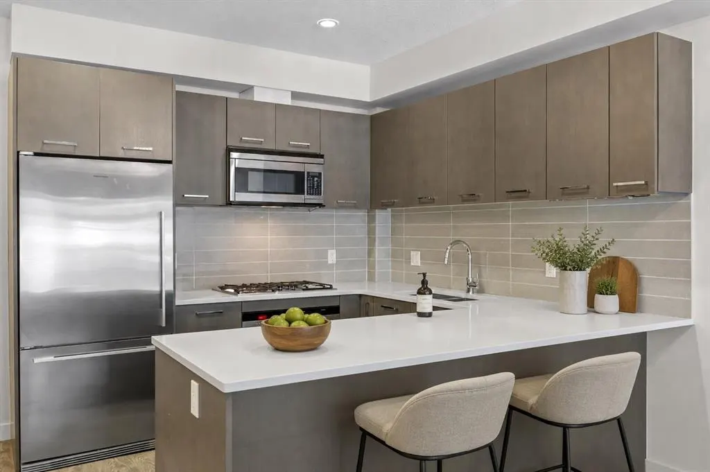 323 20 Avenue SW #102 — photo 3