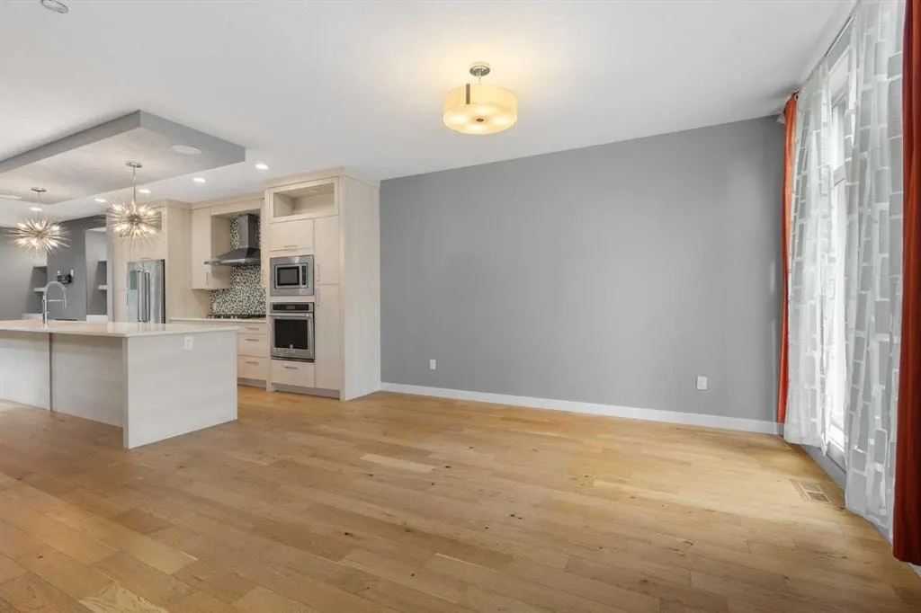 4905 21 Avenue NW — photo 2