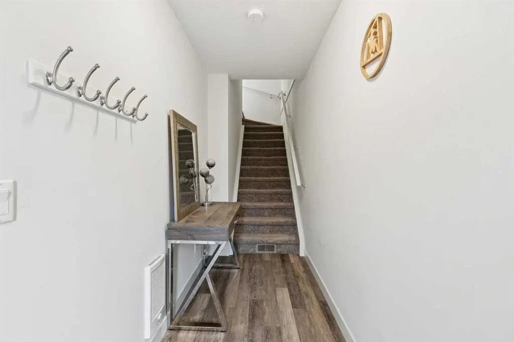 11 Evanscrest Mews NW #108 — photo 2