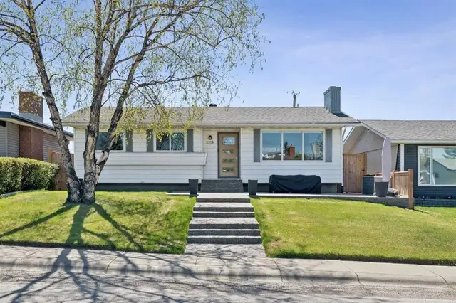 2219 Munro Drive NE