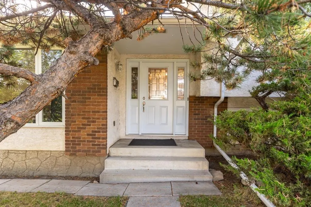207 Whiteview Bay NE — photo 2